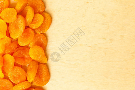 食品健康有机营养食品干杏子边框在木制背景上果实图片