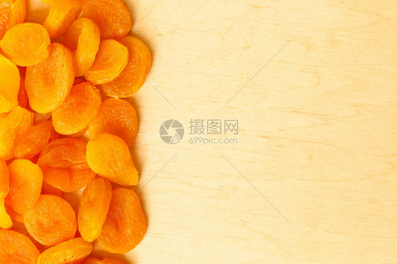 食品健康有机营养食品干杏子边框在木制背景上果实图片