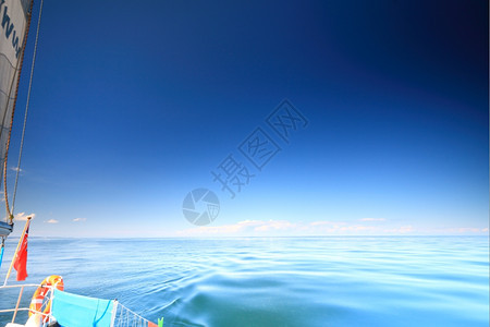 英船下游艇帆在黄海蓝天航行阳光明媚的暑假旅游奢侈生活方式图片
