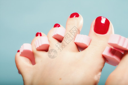 使用女脚指甲39粉红色脚趾甲分隔器蓝色背景图片