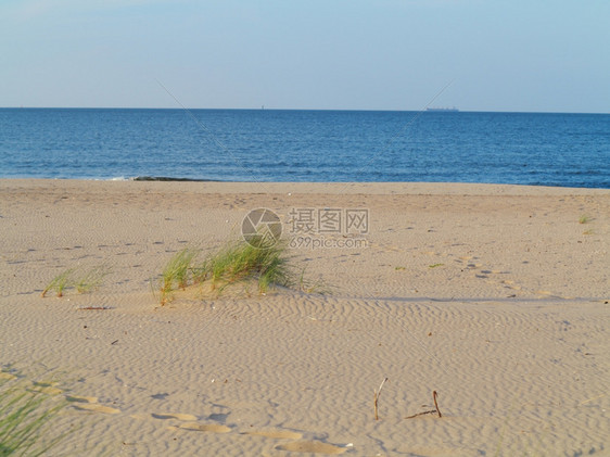 浅滩和水面上有草沙丘的波罗海图片