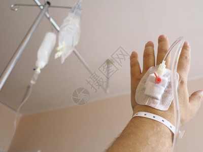 医院里一个男病人的手臂静脉注射滴液图片