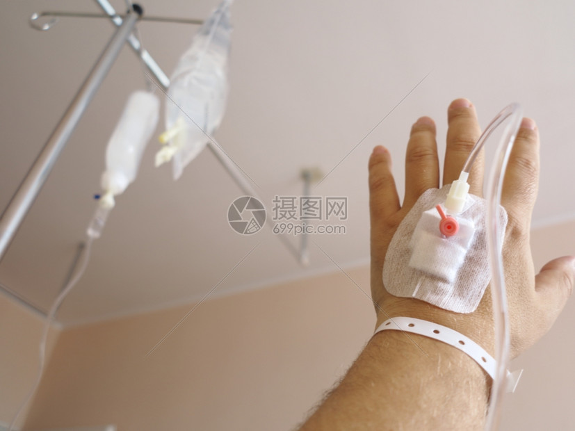 医院里一个男病人的手臂静脉注射滴液