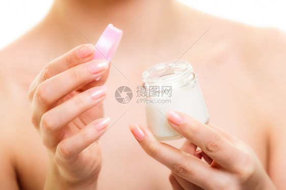 乳液水罐妇女被关上布隆德女孩照顾干燥的皮肤使用湿润的乳霜隔离美容治疗图片