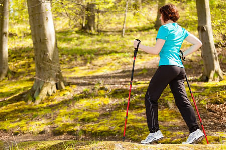 北欧人散步女在森林或公园远足积极健康的生活方式图片