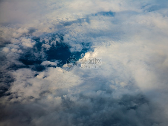 蓝色白云天空从中飞行的机窗口查看天景云色Bird39眼睛图片