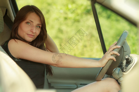 美丽的年轻女司机驾驶汽车迷人的黑发美女去旅行图片