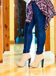 时装和年轻人概念穿牛仔裤的女子腿穿高跟鞋散工风格女孩在家放松图片