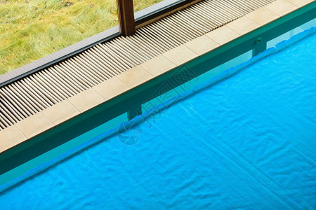 放松积极的生活方式或旅行概念在馆紧闭时游泳池用水覆盖安全网图片