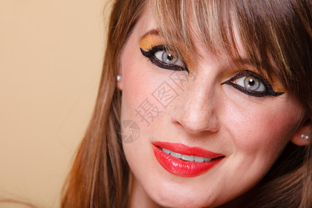 迷人的东方女孩完美的化妆品漂亮眼罩红唇的女人图片