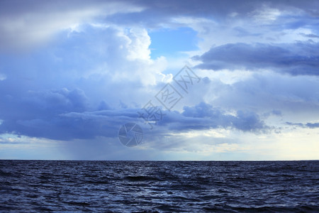 灰色蓝深的闪电暴云在海面黑暗的天空上暴风雨图片