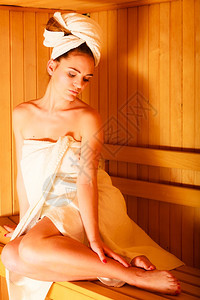斯帕美容治疗和放松概念女白毛巾在木制桑拿室放松图片