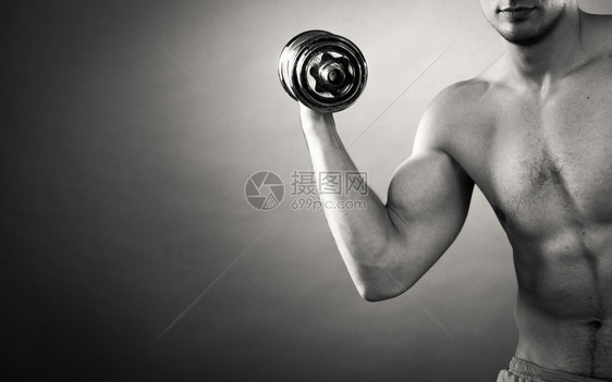 体力建设强健的人与哑铃一起锻炼运动近身肌肉健壮的年轻人举重黑色白相图片