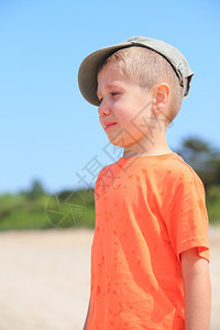 悲哀的孩子哭啼的小男孩肖像户外图片