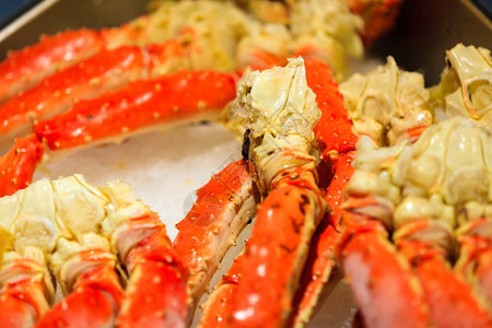 海产食品在挪威欧洲卑尔根著名的鱼市场Fisketetorget的海鲜蟹图片