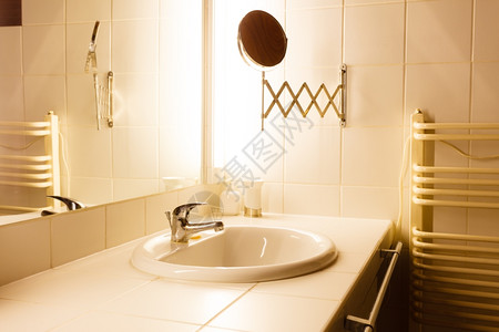 现代厕所室内有水槽和镜子高清图片
