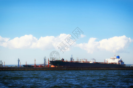 在波兰格但斯克港装载集箱货船图片