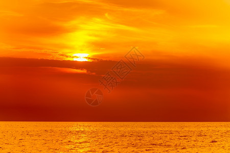 美丽的海景夜晚落地平线和天空宁静的景象自然构成风景图片