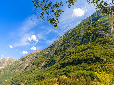 挪威斯堪的纳维亚夏季山和峡湾图片