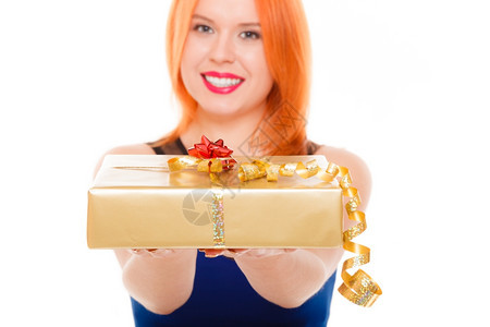 圣诞节X冬季或情人39一天生日概念持有金礼盒的红发女孩图片