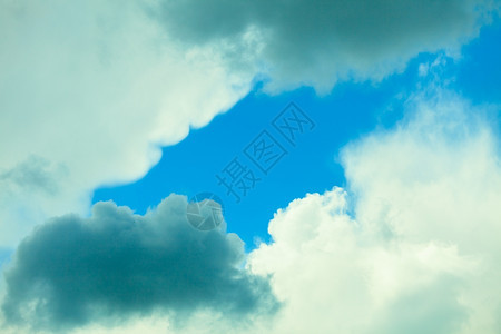 深蓝天空背景白云气象学图片