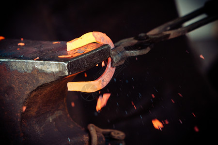 铁匠在道上装饰匠敲打发光的钢铁匠做热马蹄图片