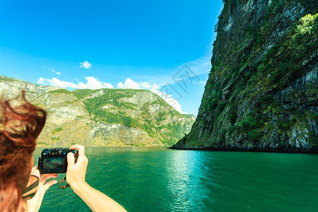 在挪威斯堪的纳维亚州FjordSognefjord的船甲上图片