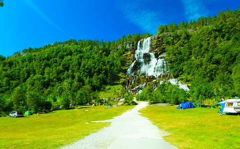 挪威欧洲沃斯附近的夏季山Tvindefossen瀑布图片