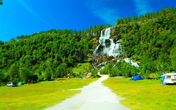 挪威欧洲沃斯附近的夏季山Tvindefossen瀑布图片