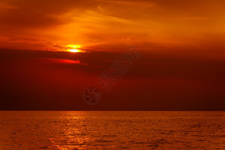 美丽的海景夜晚落地平线和天空宁静的景象自然构成风景图片