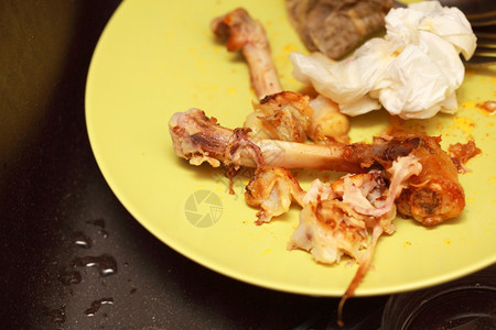 食物剩菜饭吃完后鸡肉骨头的脏盘子图片