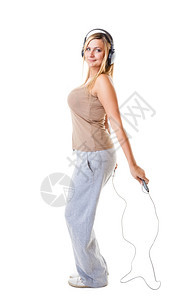 年轻运动女员加上身长大小的年轻女子在听音乐时用跳绳做运动体重丧失概念图片