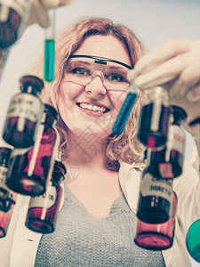 化学妇女或生实验室助理或科学研究员化玻璃器械测试瓶旧过滤器图片