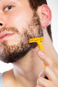 健康美貌和皮肤护理概念男面部的缝合年轻男子用黄色剃刀片白底的可支配黄胡子打图片
