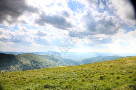 自然和环境美丽的绿山夏季区景观旅行和游图片