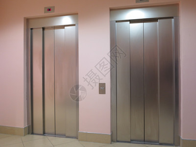 旅馆大厅的两辆电梯图片