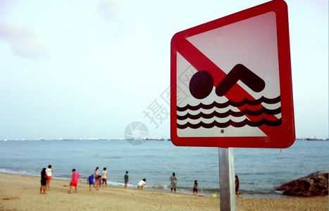海滩上没有游泳危险标志图片