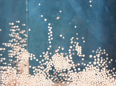 上的白色泡沫球透明容器里的飞行球背景图片