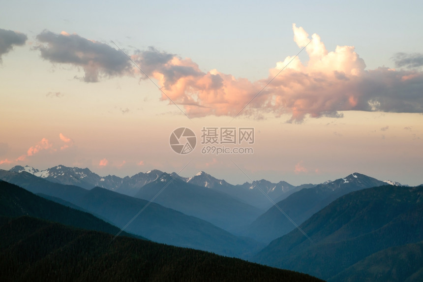 奥鲁皮奇山脉与日出时的天空对抗图片