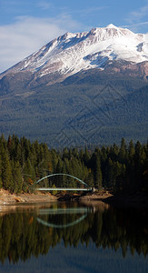 沙斯塔山MtShastaMountSiskiyouLakeBridgeCalifalifornia加州娱乐风景图片