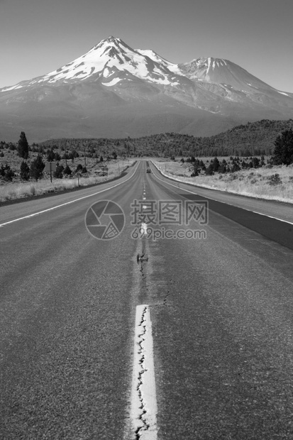横跨加利福尼亚山地貌的西面两条公路图片