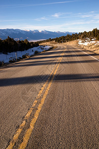 沙漠公路太阳在寒冬的天空下太阳低在天空下美国大盆地区背景