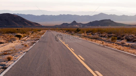 冲向莫哈韦沙漠的高速公路图片