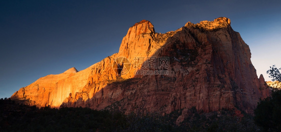 美国犹他州日出于哨兵岩层的日出图片