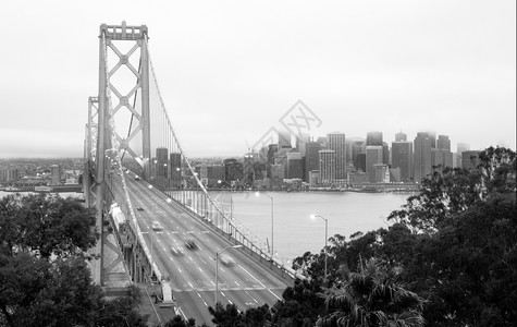 旧金山和湾桥的雾深沉图片