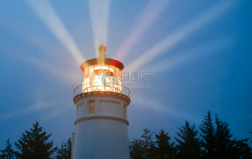 完美的暴风雨只是让灯塔为疲惫的旅行者赚钱适当天气图片