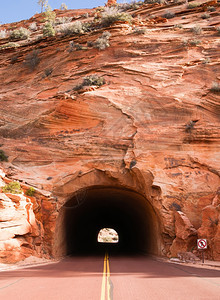 石头隧道尽的光亮显示图片