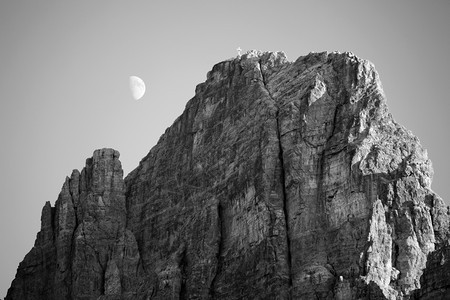 意大利多洛米特的黑白月亮图像图片
