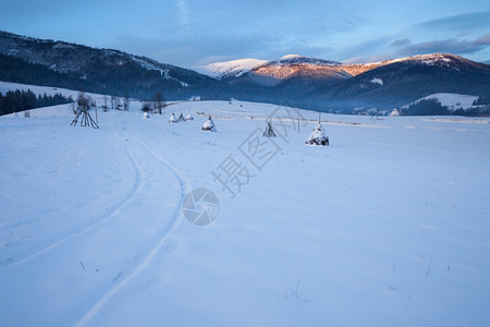 冬季山雪图片