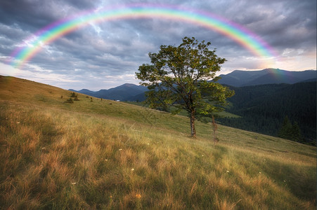 山区农村景观和彩虹图片